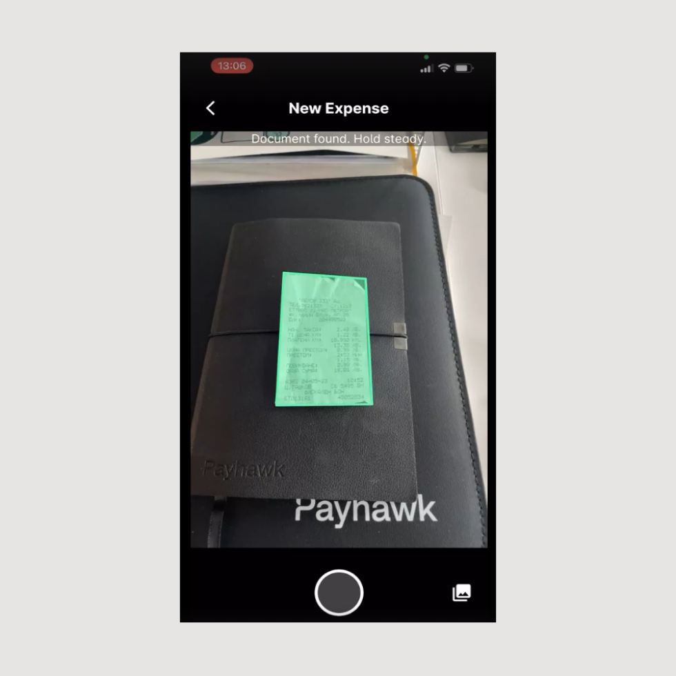 KI-gestützte Belegerfassung Ihrer Unternehmensausgaben und automatisierte Dateneingabe – Payhawk-Funktion in Aktion